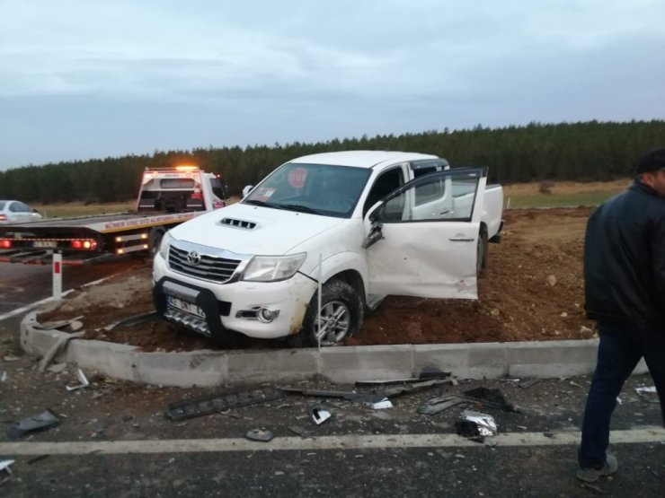 Konya’da otomobil kamyonetle çarpıştı: 2 yaralı