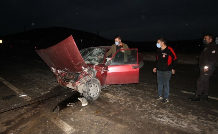 Konya’da otomobil kamyonetle çarpıştı: 2 yaralı