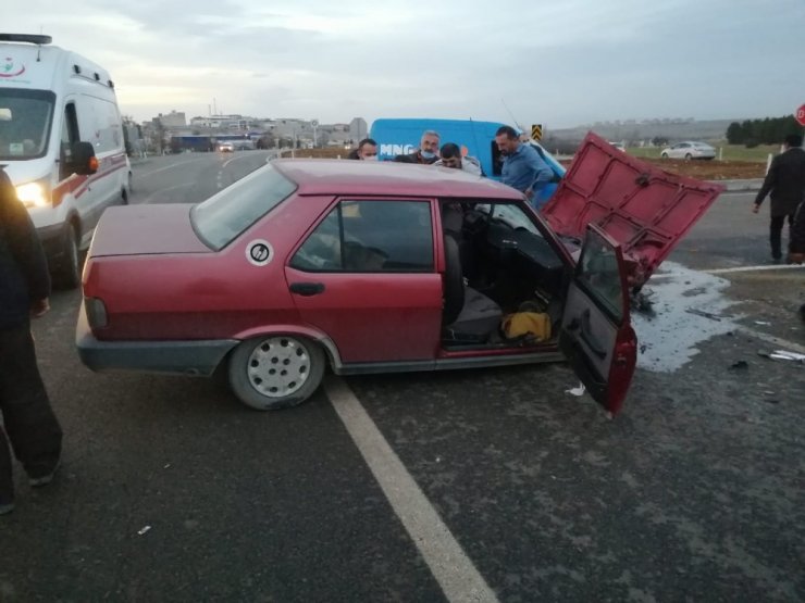 Konya’da otomobil kamyonetle çarpıştı: 2 yaralı