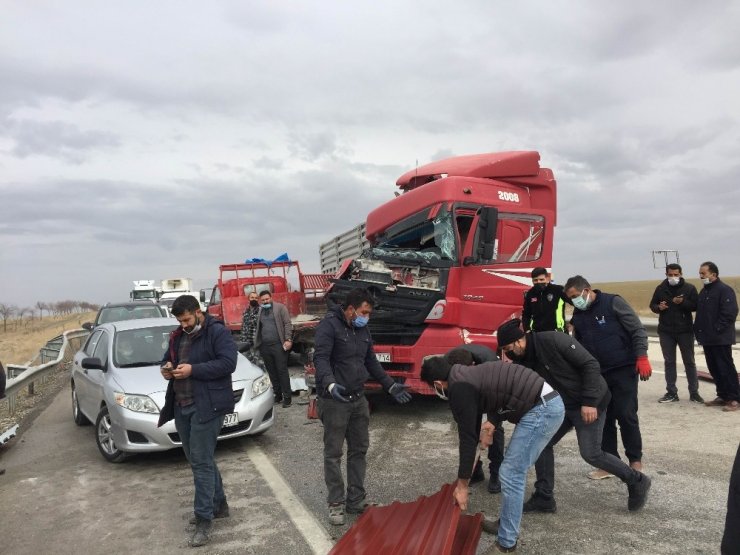 Konya’da tır ile pikap çarpıştı: 2 yaralı