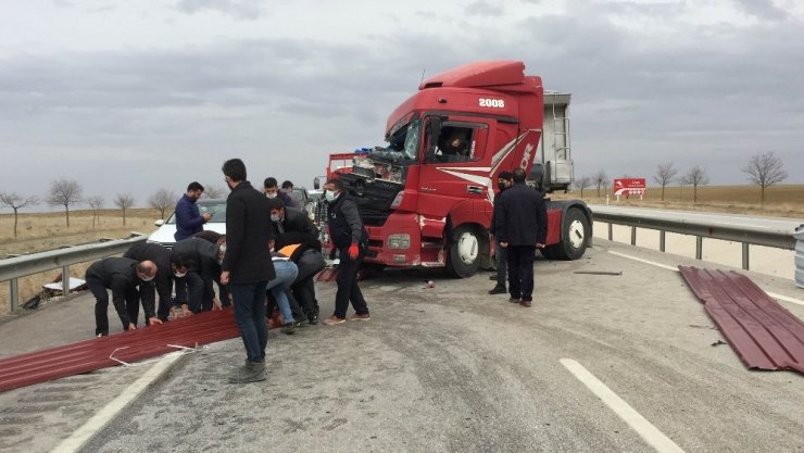 Konya’da tır ile pikap çarpıştı: 2 yaralı