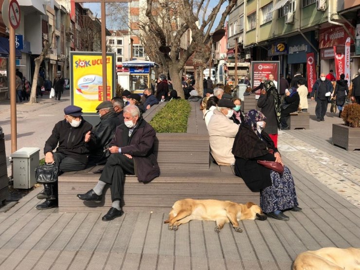 Sıcak havayı gören dışarı çıkınca sosyal mesafe hiçe sayıldı