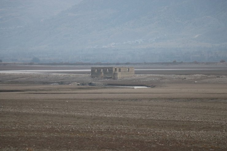 Ürküten görüntü, barajdan geriye nehir yatağı kaldı