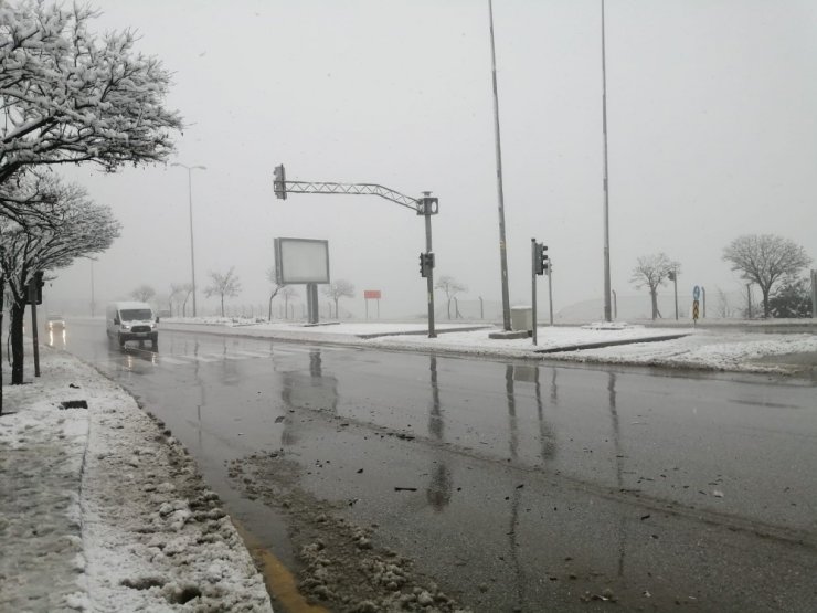 Başkent’te kar sonrası trafikte uzun kuyruklar oluştu