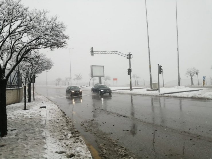 Başkent’te kar sonrası trafikte uzun kuyruklar oluştu