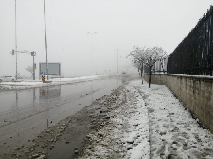 Başkent’te kar sonrası trafikte uzun kuyruklar oluştu