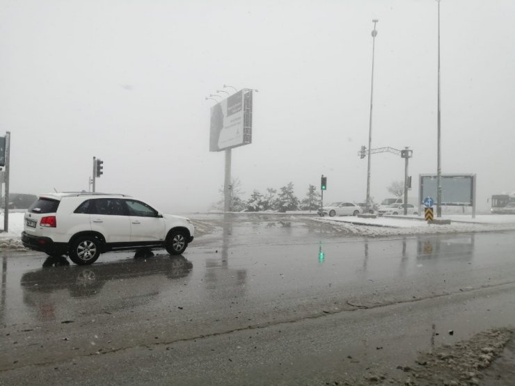 Başkent’te kar sonrası trafikte uzun kuyruklar oluştu