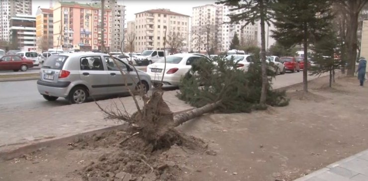 Kayseri’de rüzgarın hızı saatte 80 km hıza ulaştı