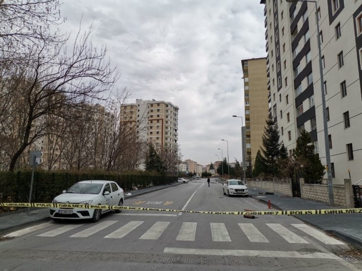 Kayseri’de kuvvetli rüzgar ağaçları söktü, çatıları uçurdu