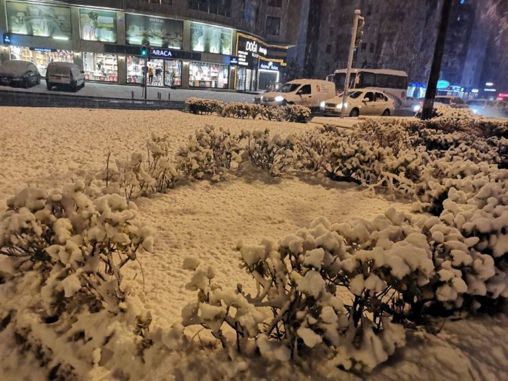 Kayseri’ye yılın ilk karı düştü