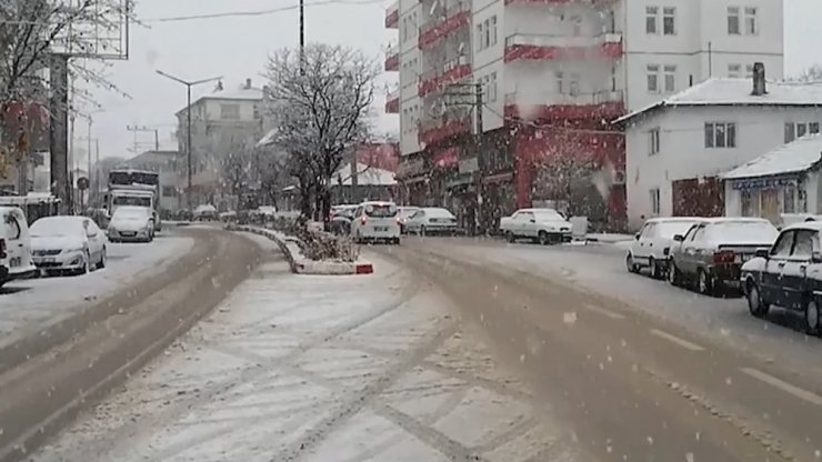 Kırıkkale’ye lapa lapa kar yağdı