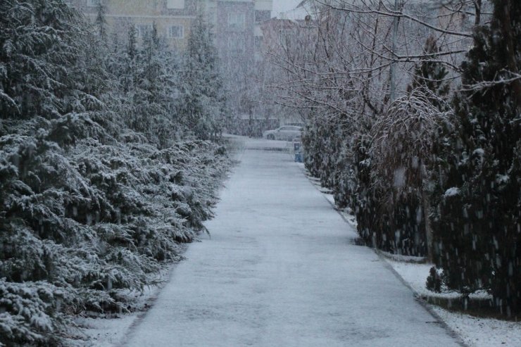 Nevşehir’e yılın ilk karı yağdı