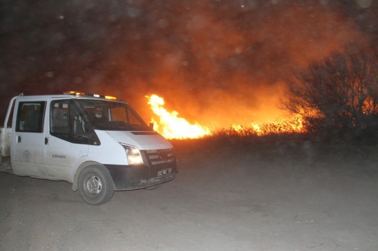 Beyşehir Gölü Milli Parkı’ndaki sazlıklar alev alev