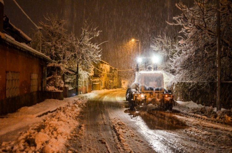 Bünyan’da karla mücadele gece boyu sürdü