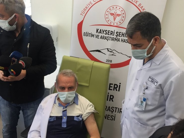 Sağlık çalışanlarına Kayseri’de de Covid-19 aşıları vurulmaya başlandı