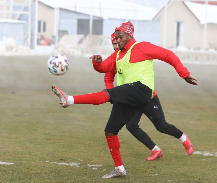 Sivasspor kar altında çalıştı!