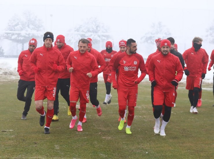 Sivasspor kar altında çalıştı!