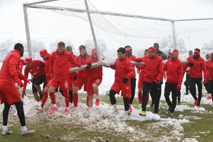 Sivasspor kar altında çalıştı!