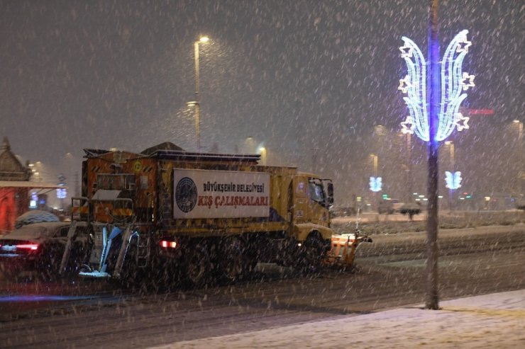 Büyükşehir, 16 ilçede gece boyu karla mücadele etti