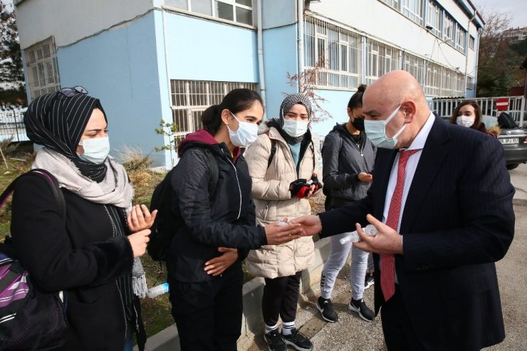 Keçiören Belediye Başkanı Altınok’tan uzaktan eğitime tablet desteği