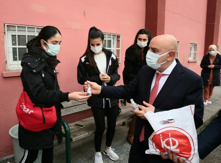 Keçiören Belediye Başkanı Altınok’tan uzaktan eğitime tablet desteği