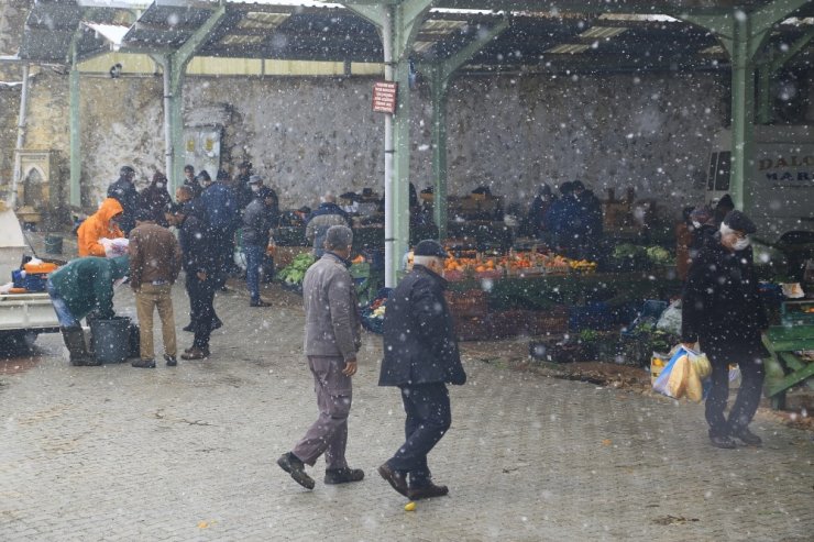 Hadim’de kar yağışı etkili oluyor