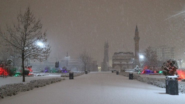 Sivas Valisi ve Belediye Başkanı tarihi kent meydanında kar küredi