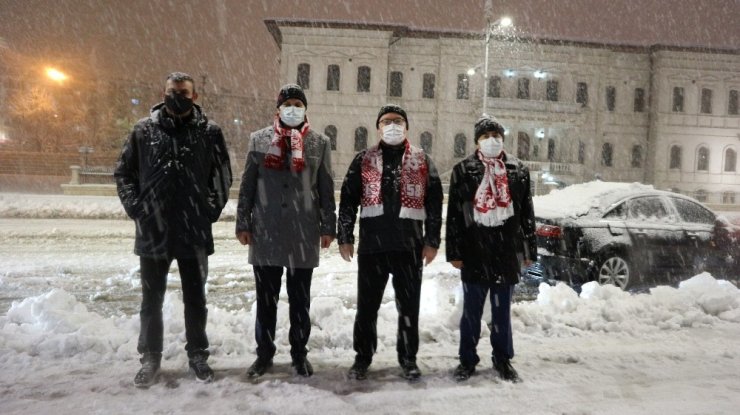 Sivas Valisi ve Belediye Başkanı tarihi kent meydanında kar küredi