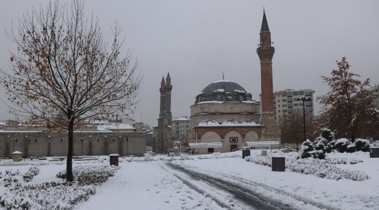 Sivas beyaz gelinliğini giydi