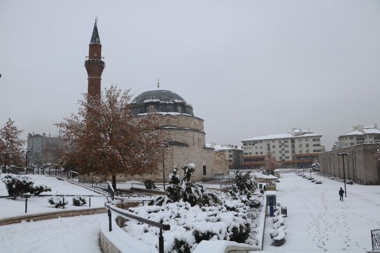 Sivas beyaz gelinliğini giydi