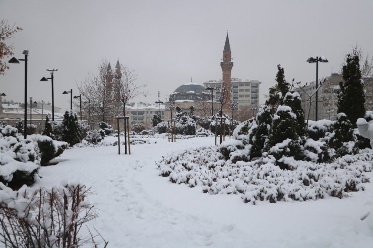 Sivas beyaz gelinliğini giydi