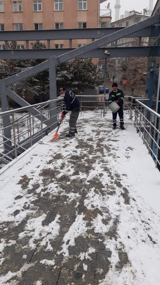 Ankara Büyükşehir Belediyesi 7/24 kar mesaisini sürdürüyor