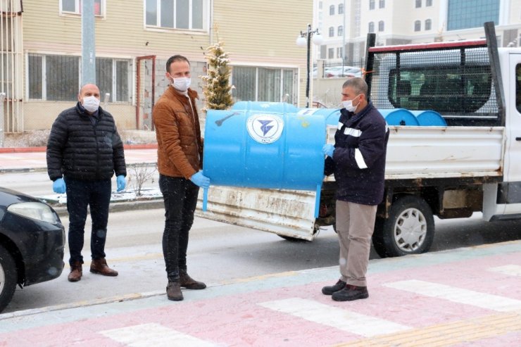 Atık variller sokak hayvanlarına yuva oldu