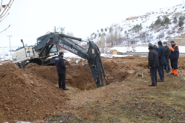 İçme suyu hattı patladı, havaya metrelerce su fışkırdı