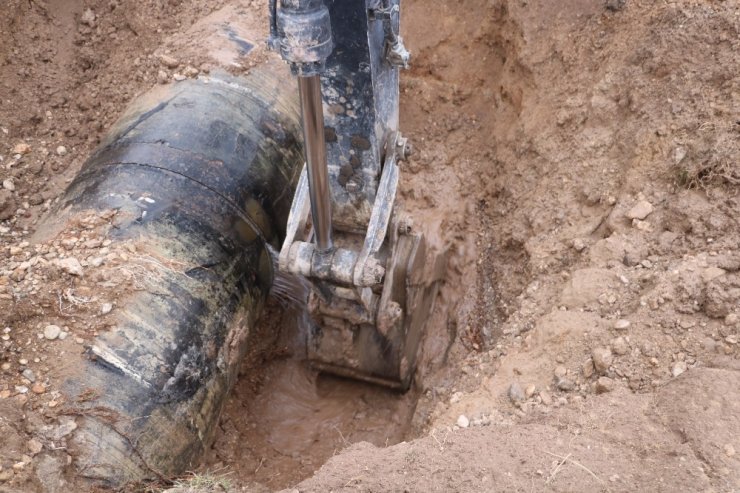 İçme suyu hattı patladı, havaya metrelerce su fışkırdı