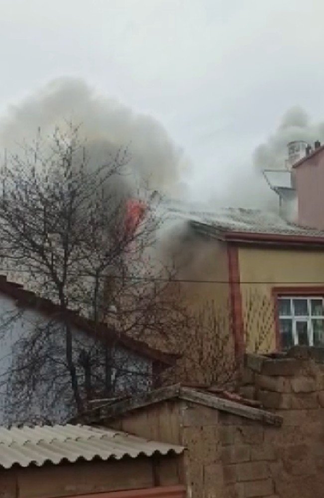 Cenazelerinin arkasından ’pişi’ yapınca evi yaktılar