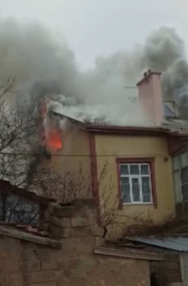 Cenazelerinin arkasından ’pişi’ yapınca evi yaktılar