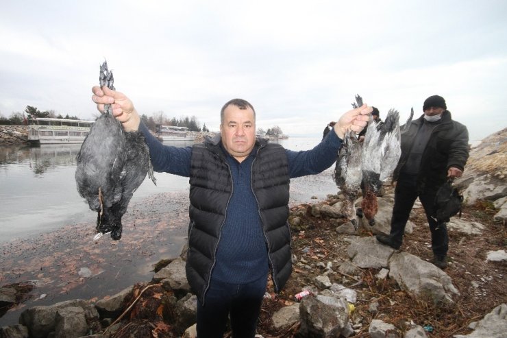 Suları çekilen Beyşehir Gölü’ne damacanalarla su döktü