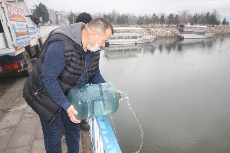 Suları çekilen Beyşehir Gölü’ne damacanalarla su döktü