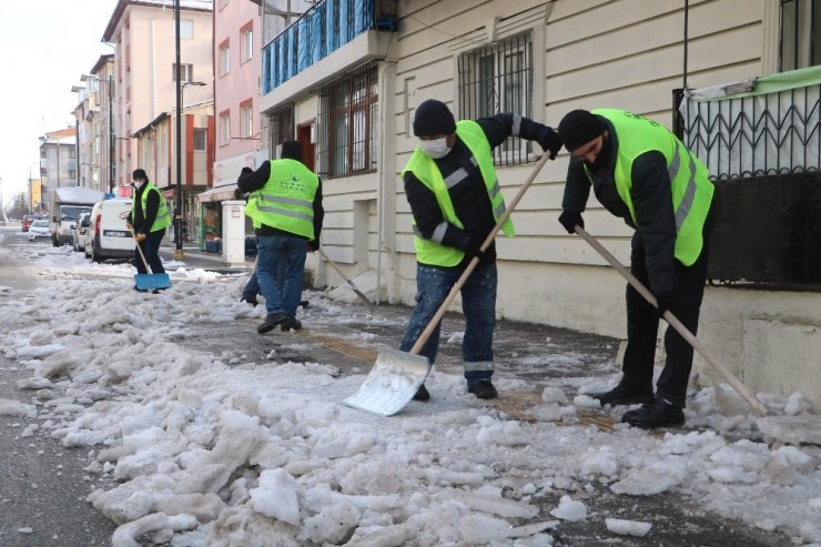 Kar kütleleri kamyonlarla kent merkezi dışına taşınıyor