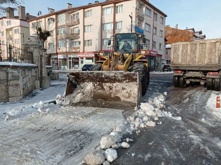 Kar kütleleri kamyonlarla kent merkezi dışına taşınıyor