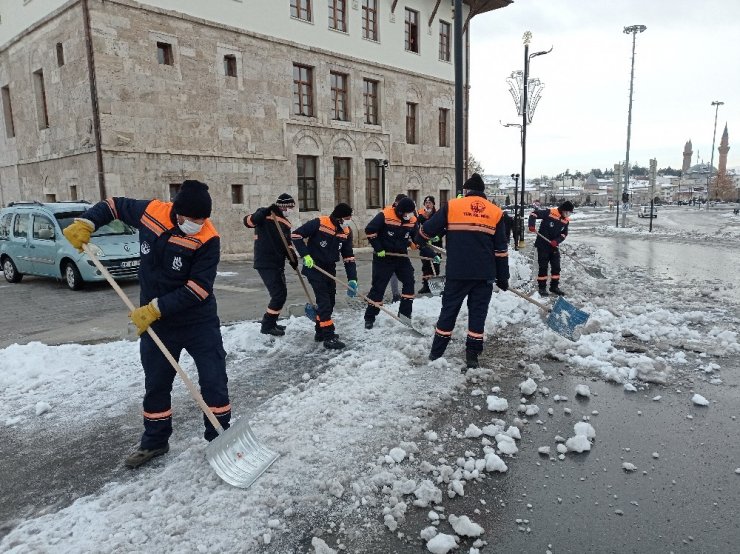 Kar kütleleri kamyonlarla kent merkezi dışına taşınıyor