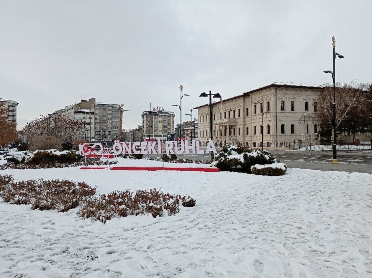 Kar kütleleri kamyonlarla kent merkezi dışına taşınıyor