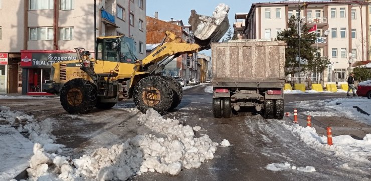 Kar kütleleri kamyonlarla kent merkezi dışına taşınıyor