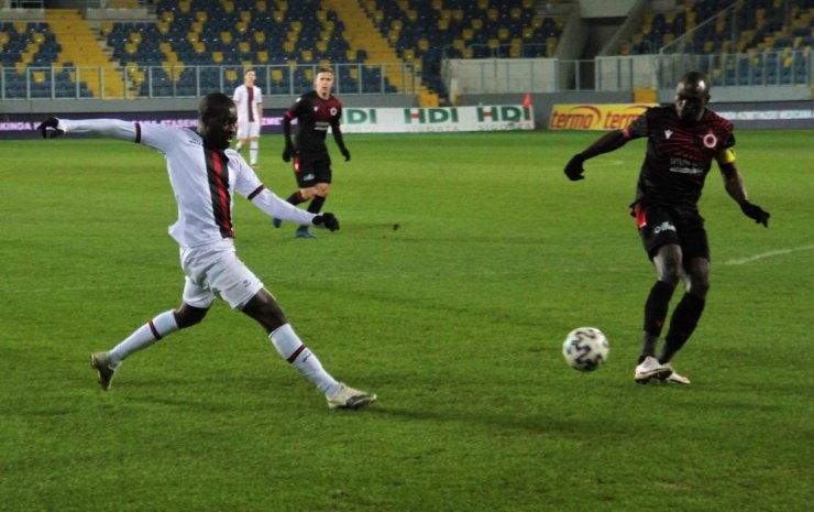 Süper Lig: Gençlerbirliği: 0 - Fatih Karagümrük: 2 (İlk yarı)