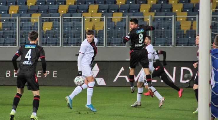 Süper Lig: Gençlerbirliği: 0 - Fatih Karagümrük: 2 (İlk yarı)