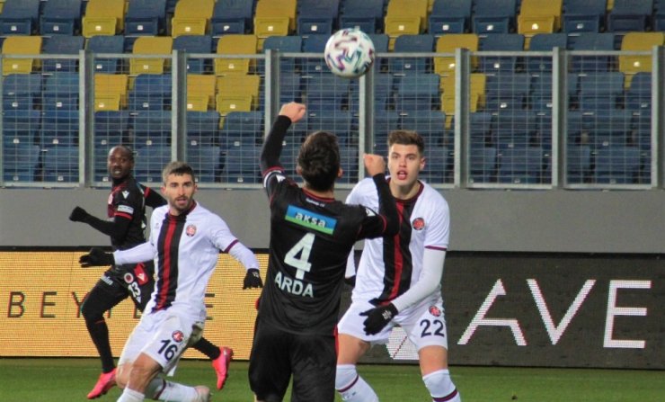 Süper Lig: Gençlerbirliği: 0 - Fatih Karagümrük: 2 (İlk yarı)