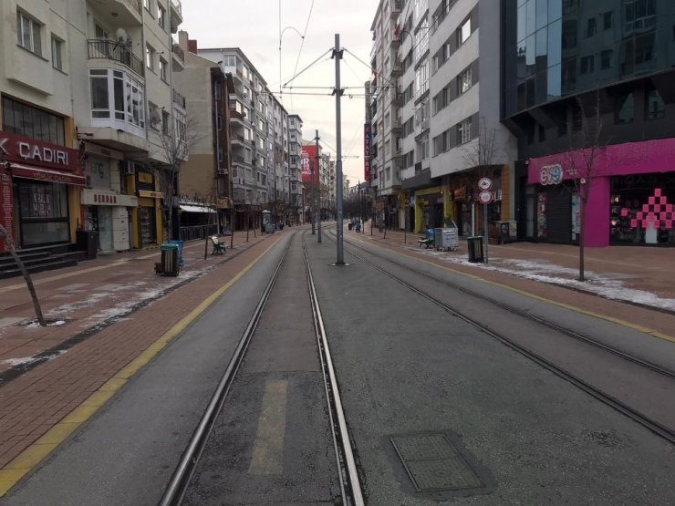 Soğuk hava ve kısıtlamalar caddeleri sessizliğe bürüdü