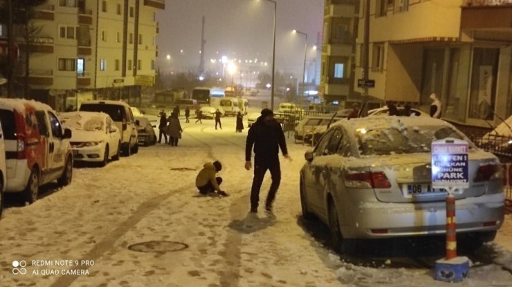 Başkent’te kar yağışı sokak kısıtlamasını unutturdu