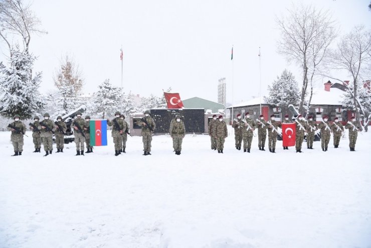 Azerbaycan askerleri “Kış Tatbikatı” için Kars’ta